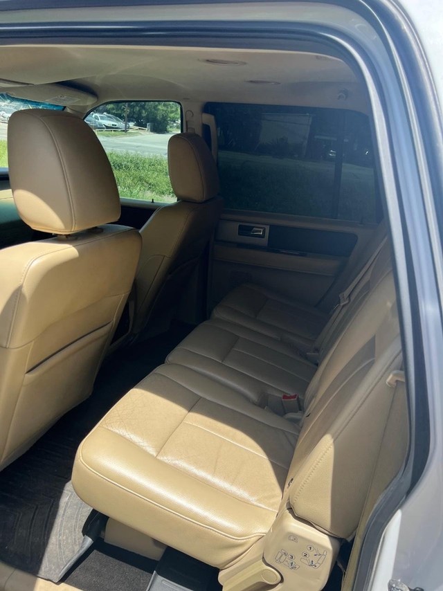 Ford Expedition EL Vehicle Full-screen Gallery Image 08