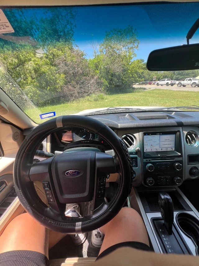 Ford Expedition EL Vehicle Full-screen Gallery Image 09