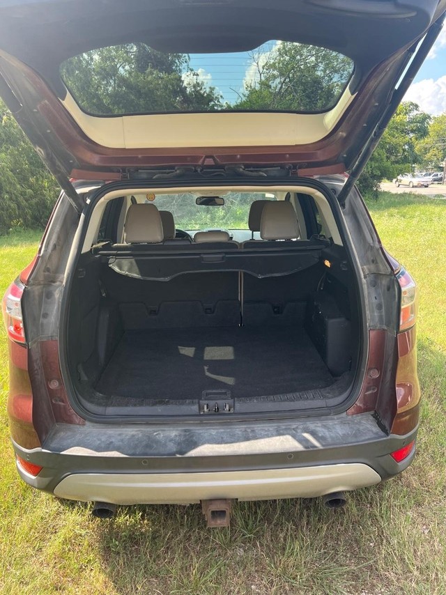 Ford Escape Vehicle Full-screen Gallery Image 05