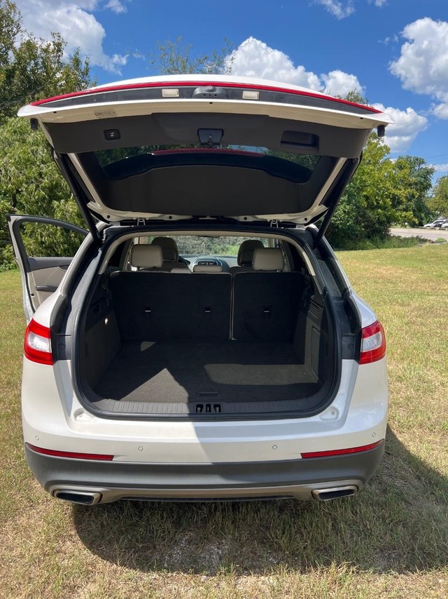 Lincoln MKX Vehicle Full-screen Gallery Image 06