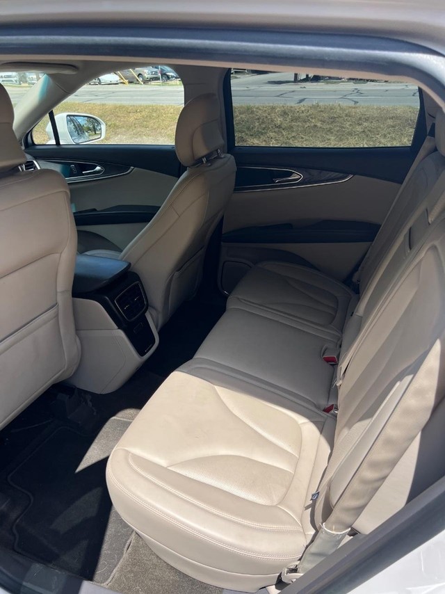 Lincoln MKX Vehicle Full-screen Gallery Image 07