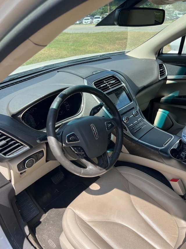 Lincoln MKX Vehicle Full-screen Gallery Image 08