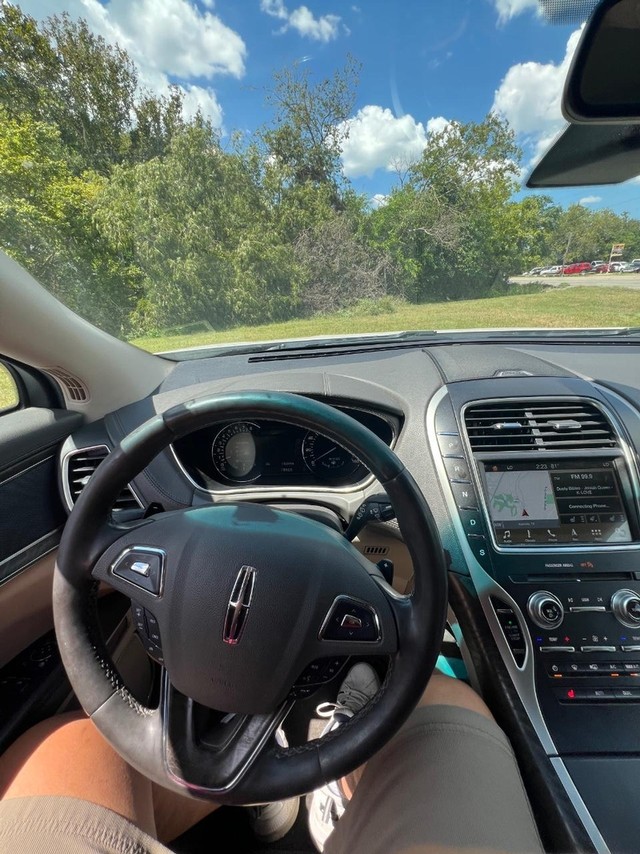 Lincoln MKX Vehicle Full-screen Gallery Image 09