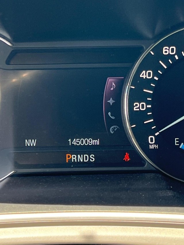 Lincoln MKX Vehicle Full-screen Gallery Image 10