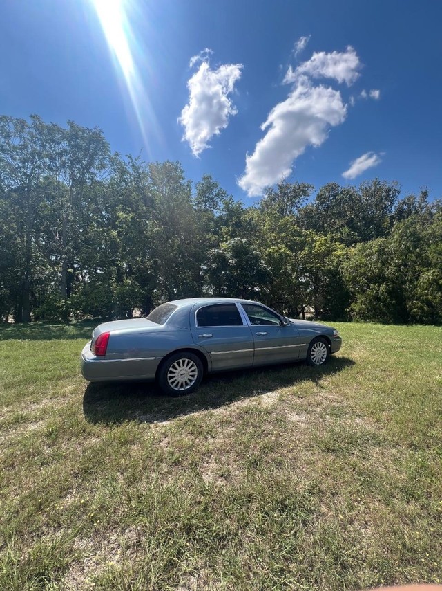 Lincoln Town Car Vehicle Full-screen Gallery Image 03
