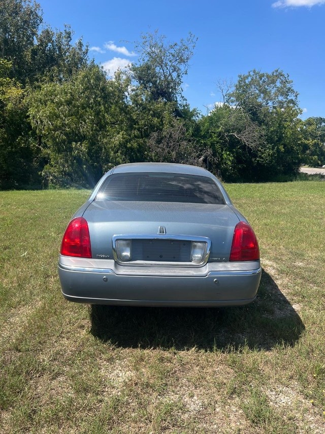 Lincoln Town Car Vehicle Full-screen Gallery Image 05