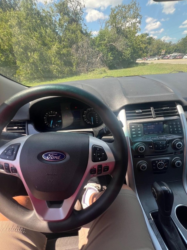 Ford Edge Vehicle Full-screen Gallery Image 09