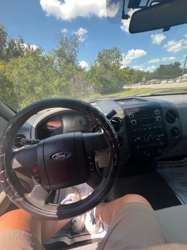 Ford F-150 Vehicle Full-screen Gallery Image 08