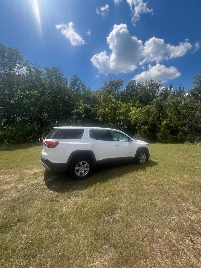GMC Acadia Vehicle Full-screen Gallery Image 03