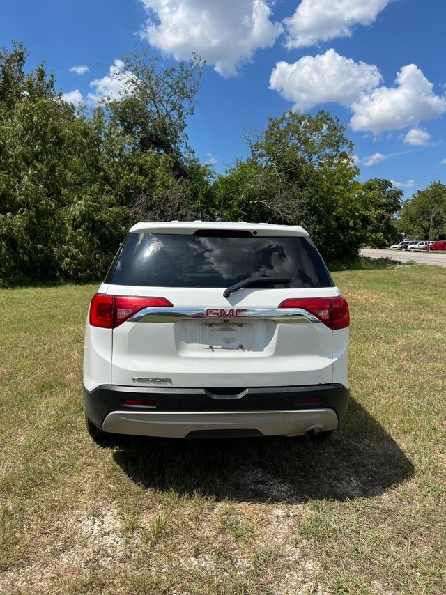 GMC Acadia Vehicle Full-screen Gallery Image 04