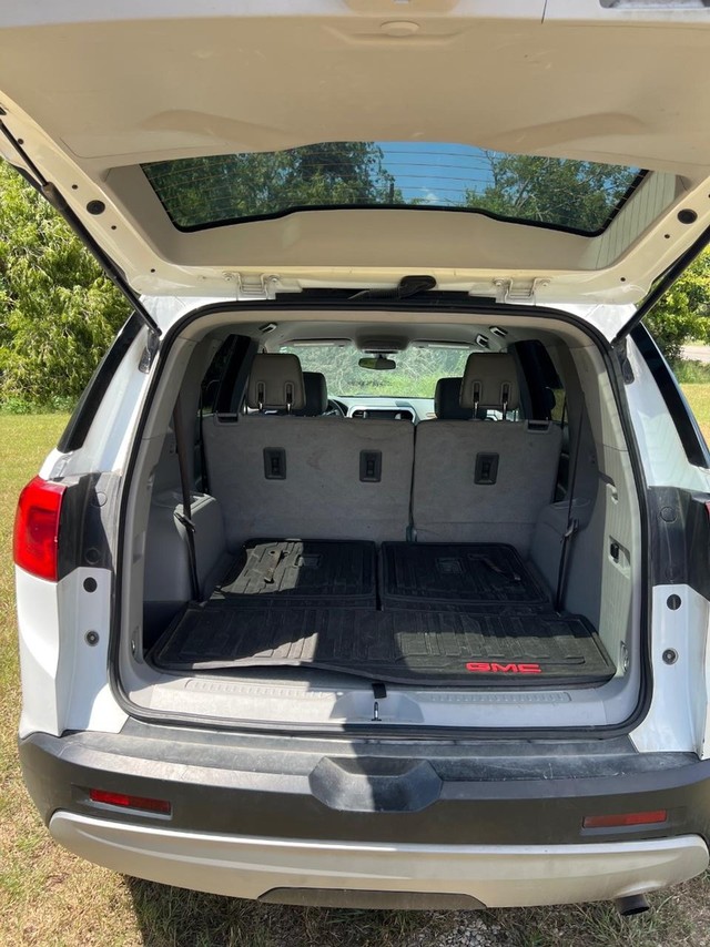 GMC Acadia Vehicle Full-screen Gallery Image 05