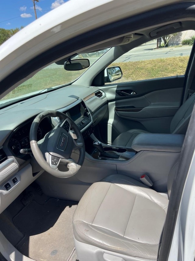 GMC Acadia Vehicle Full-screen Gallery Image 07