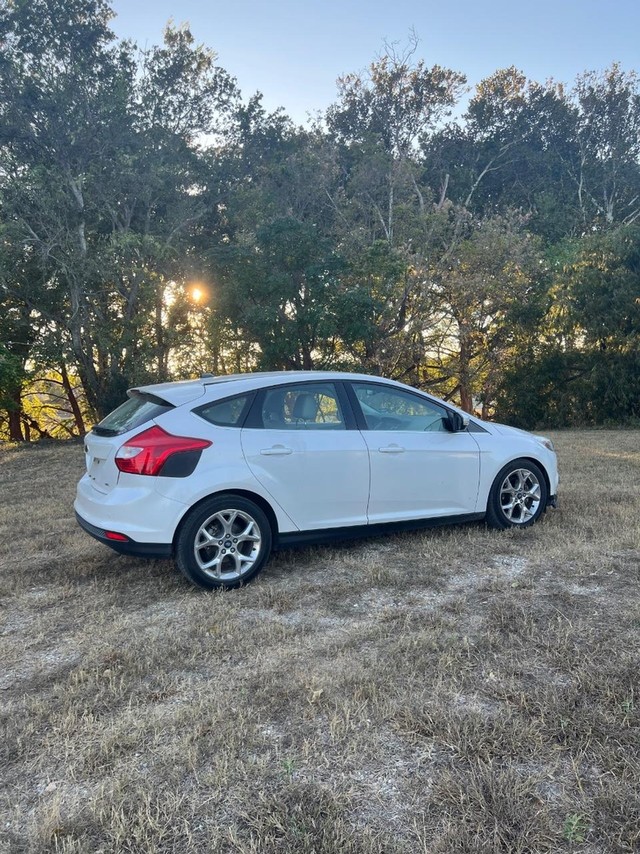 Ford Focus Vehicle Full-screen Gallery Image 03