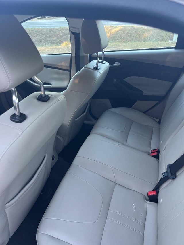 Ford Focus Vehicle Full-screen Gallery Image 07