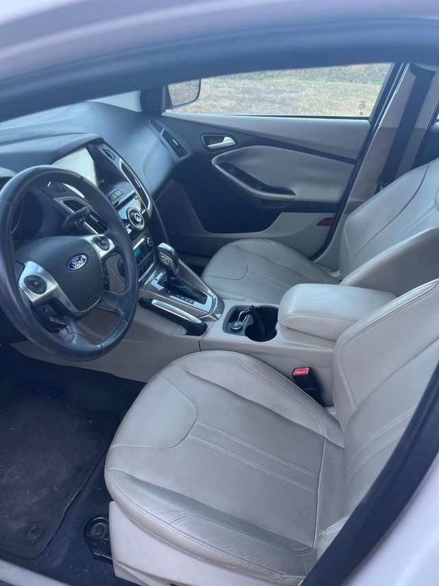 Ford Focus Vehicle Full-screen Gallery Image 08