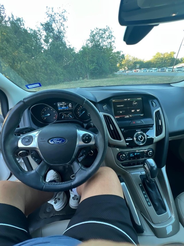 Ford Focus Vehicle Full-screen Gallery Image 09