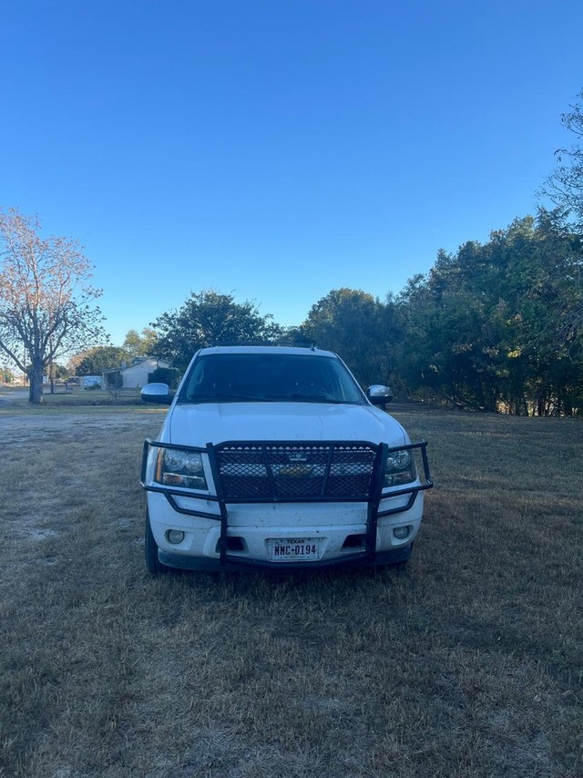 Chevrolet Suburban Vehicle Full-screen Gallery Image 02