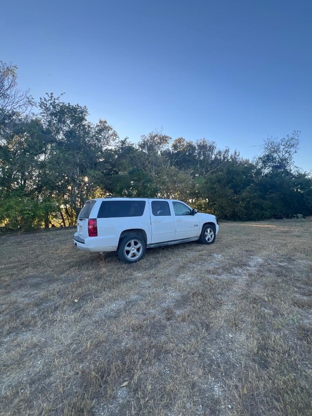 Chevrolet Suburban Vehicle Full-screen Gallery Image 03