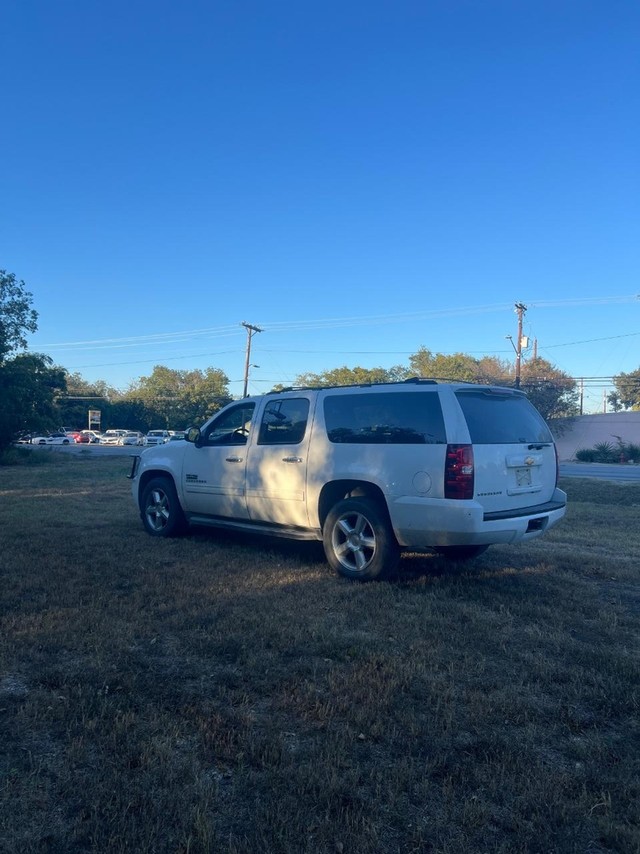 Chevrolet Suburban Vehicle Full-screen Gallery Image 04