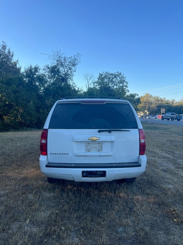 Chevrolet Suburban Vehicle Full-screen Gallery Image 05