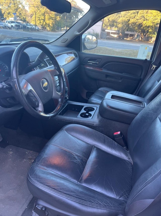 Chevrolet Suburban Vehicle Full-screen Gallery Image 06