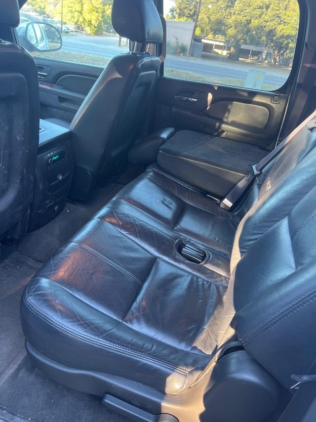 Chevrolet Suburban Vehicle Full-screen Gallery Image 07