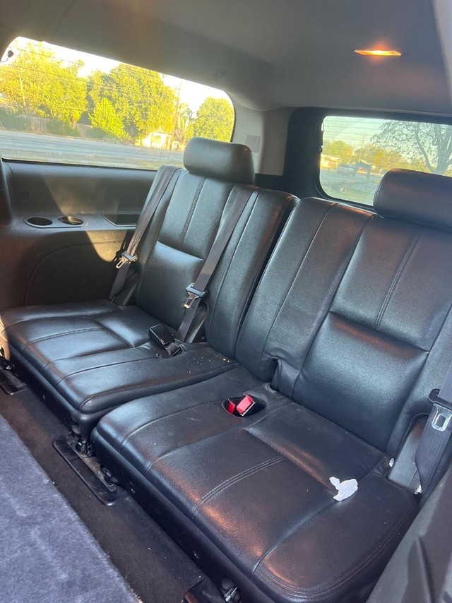 Chevrolet Suburban Vehicle Full-screen Gallery Image 08