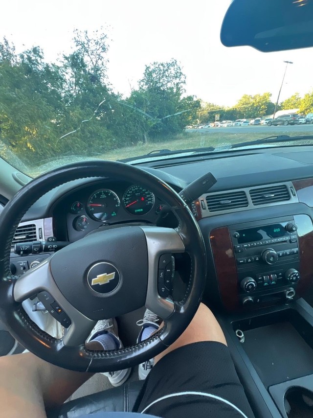 Chevrolet Suburban Vehicle Full-screen Gallery Image 09