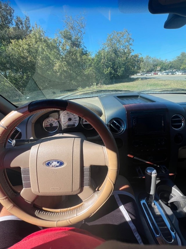 Ford F-150 Vehicle Full-screen Gallery Image 09