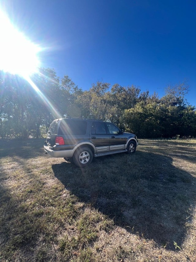 Ford Expedition Vehicle Full-screen Gallery Image 03