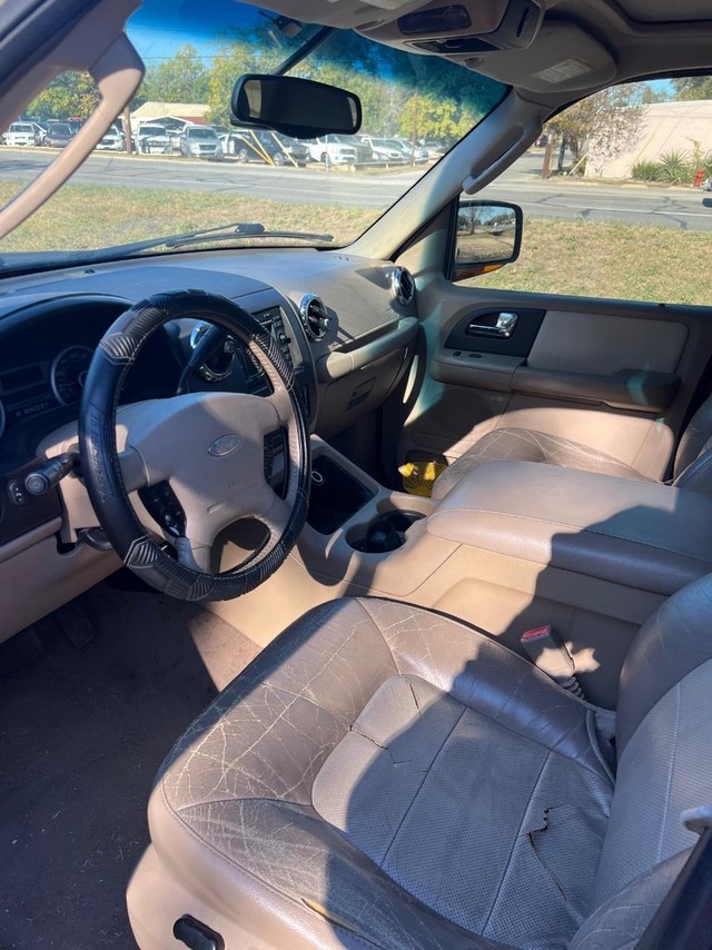 Ford Expedition Vehicle Full-screen Gallery Image 06