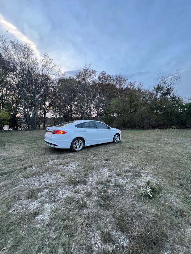Ford Fusion Hybrid Vehicle Full-screen Gallery Image 03