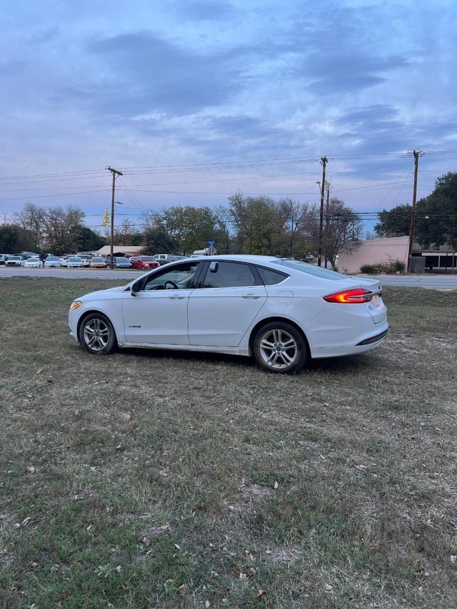 Ford Fusion Hybrid Vehicle Full-screen Gallery Image 04
