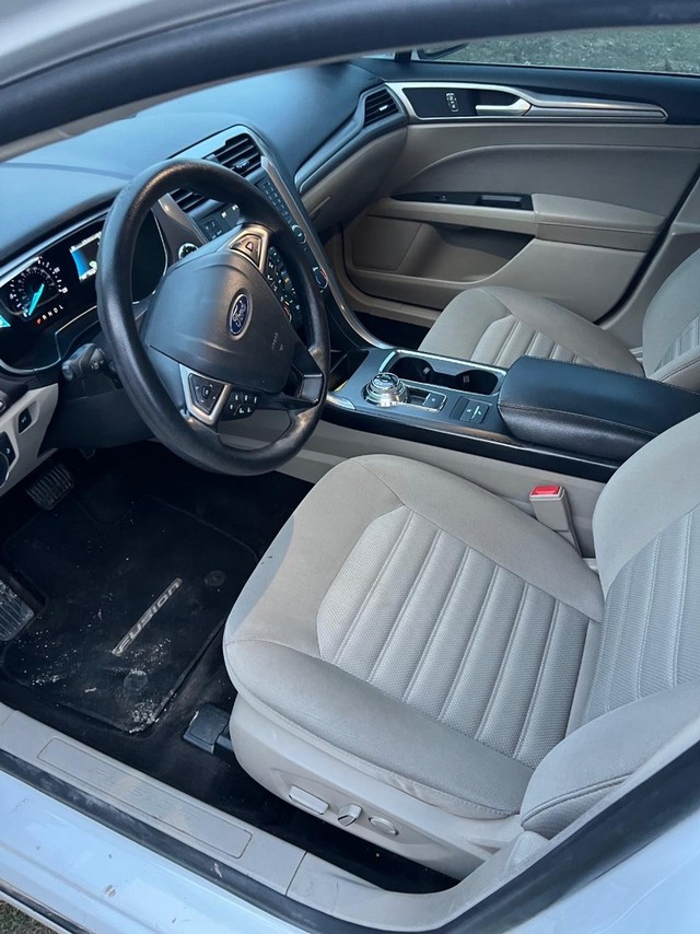 Ford Fusion Hybrid Vehicle Full-screen Gallery Image 06