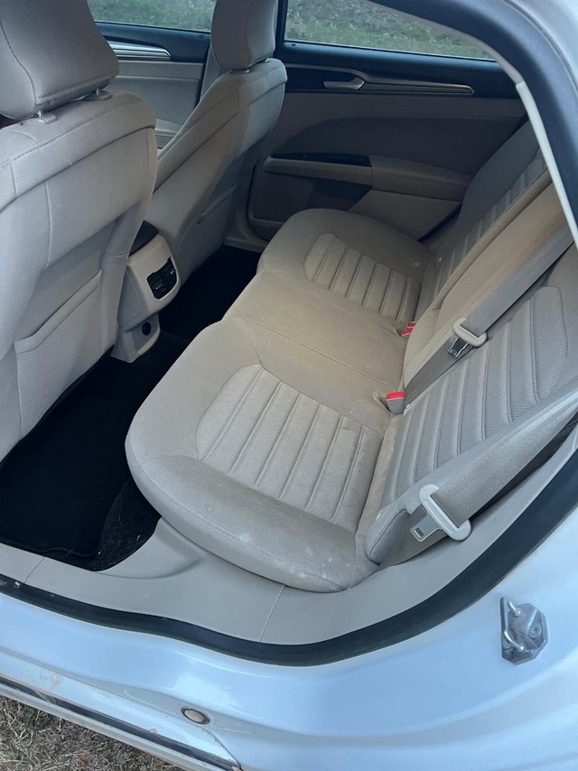 Ford Fusion Hybrid Vehicle Full-screen Gallery Image 07