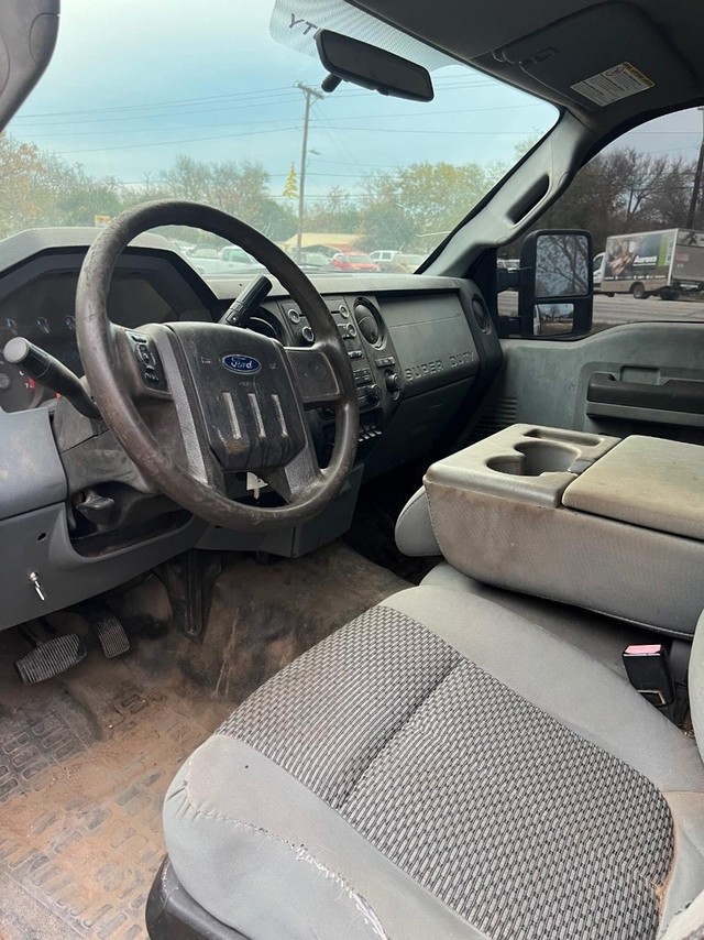 Ford Super Duty F-350 SRW Vehicle Full-screen Gallery Image 06