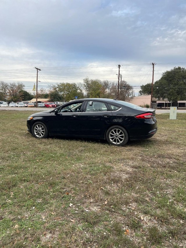 Ford Fusion Vehicle Full-screen Gallery Image 04