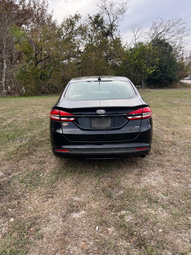 Ford Fusion Vehicle Full-screen Gallery Image 05