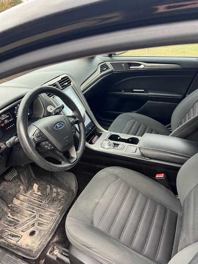 Ford Fusion Vehicle Full-screen Gallery Image 06