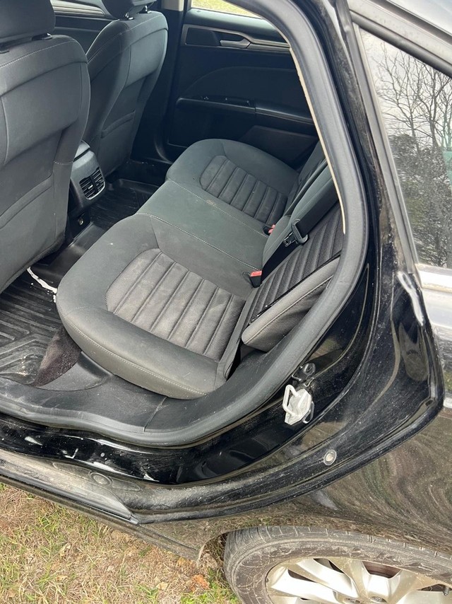 Ford Fusion Vehicle Full-screen Gallery Image 07