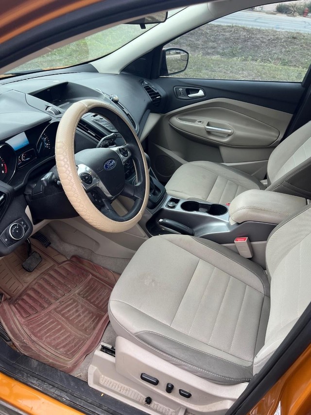 Ford Escape Vehicle Full-screen Gallery Image 07