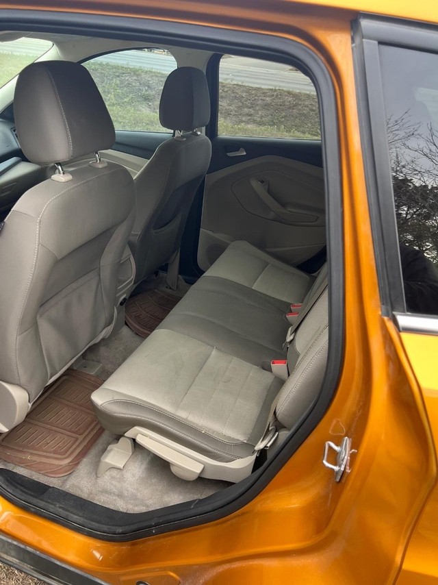 Ford Escape Vehicle Full-screen Gallery Image 08