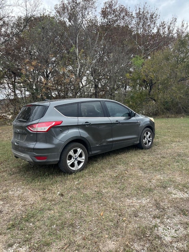 Ford Escape Vehicle Full-screen Gallery Image 03