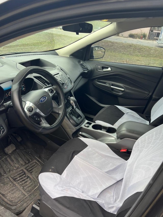 Ford Escape Vehicle Full-screen Gallery Image 07