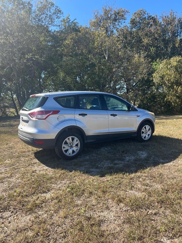 Ford Escape Vehicle Full-screen Gallery Image 03