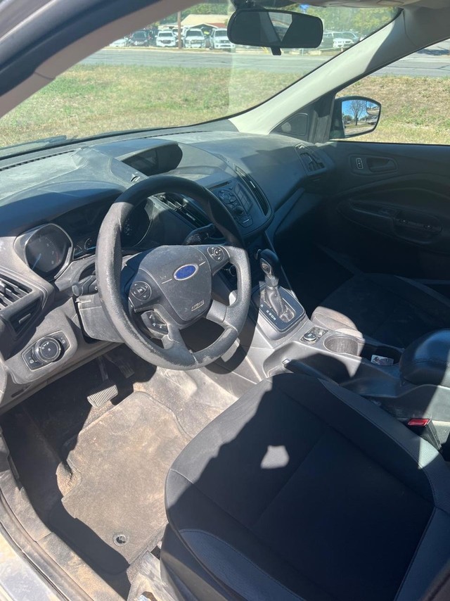 Ford Escape Vehicle Full-screen Gallery Image 06