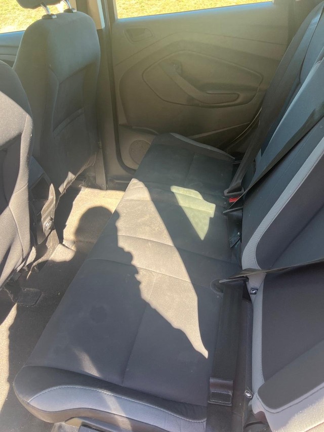 Ford Escape Vehicle Full-screen Gallery Image 07