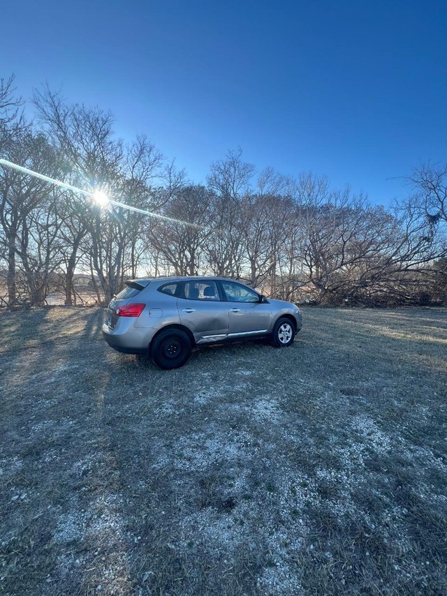 Nissan Rogue Vehicle Full-screen Gallery Image 03
