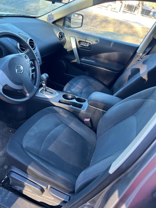 Nissan Rogue Vehicle Full-screen Gallery Image 06