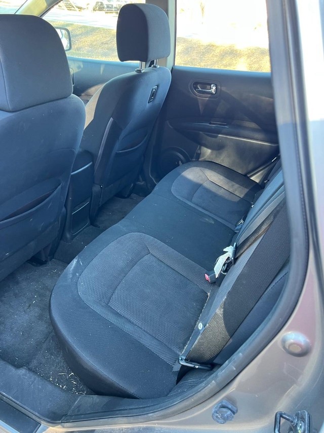 Nissan Rogue Vehicle Full-screen Gallery Image 07